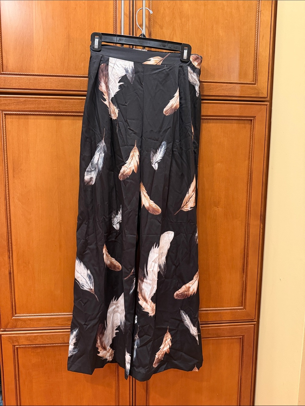 HALARA Black Wide-Leg Feather-Print Pants with t-shirt